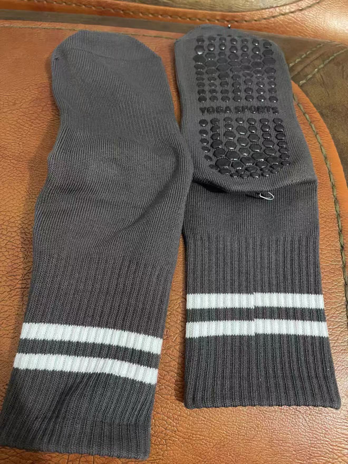 Dark crew grip sock used as an external construction reference