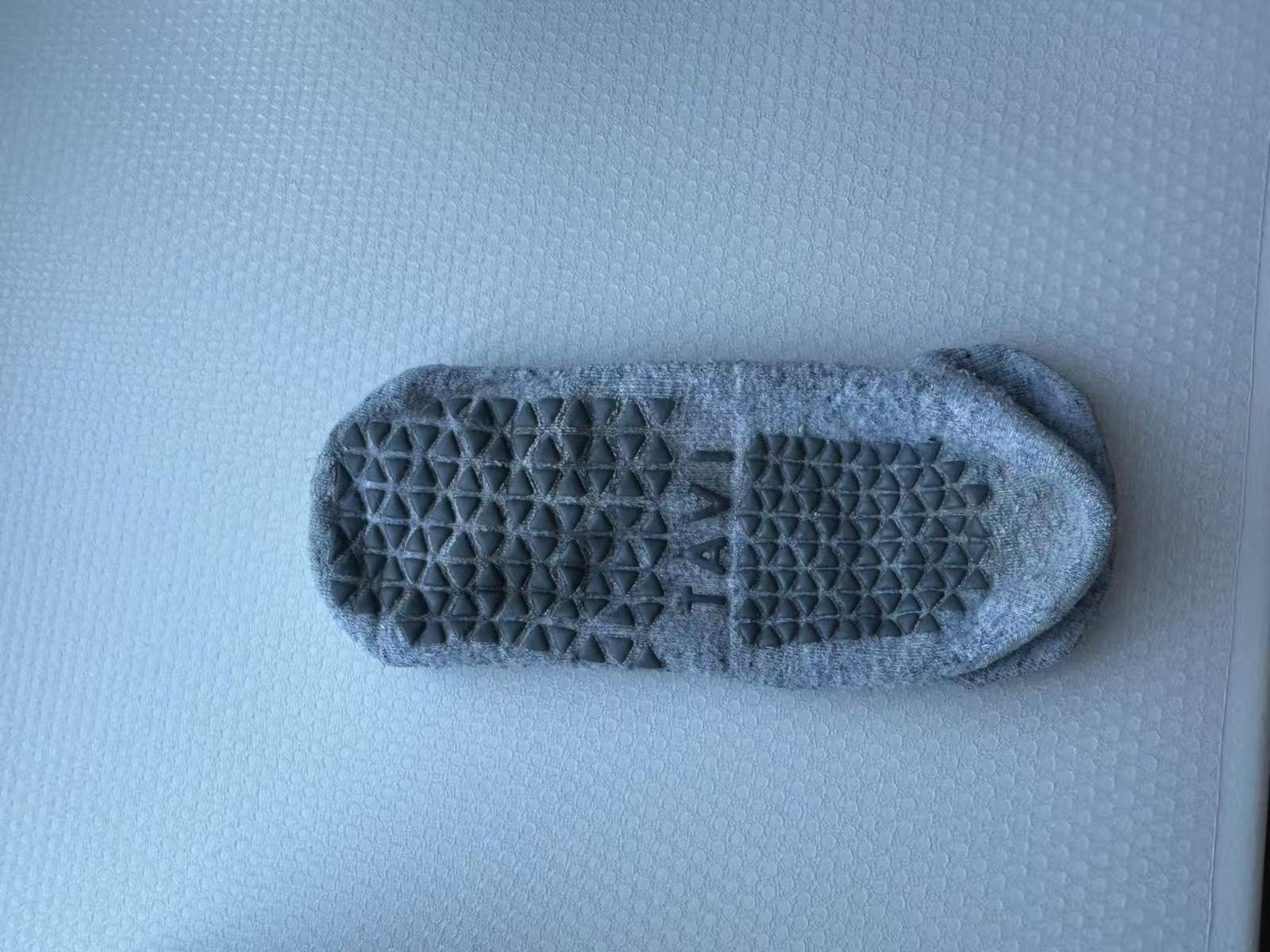 Gray low-cut sock reference showing triangular silicone sole grip