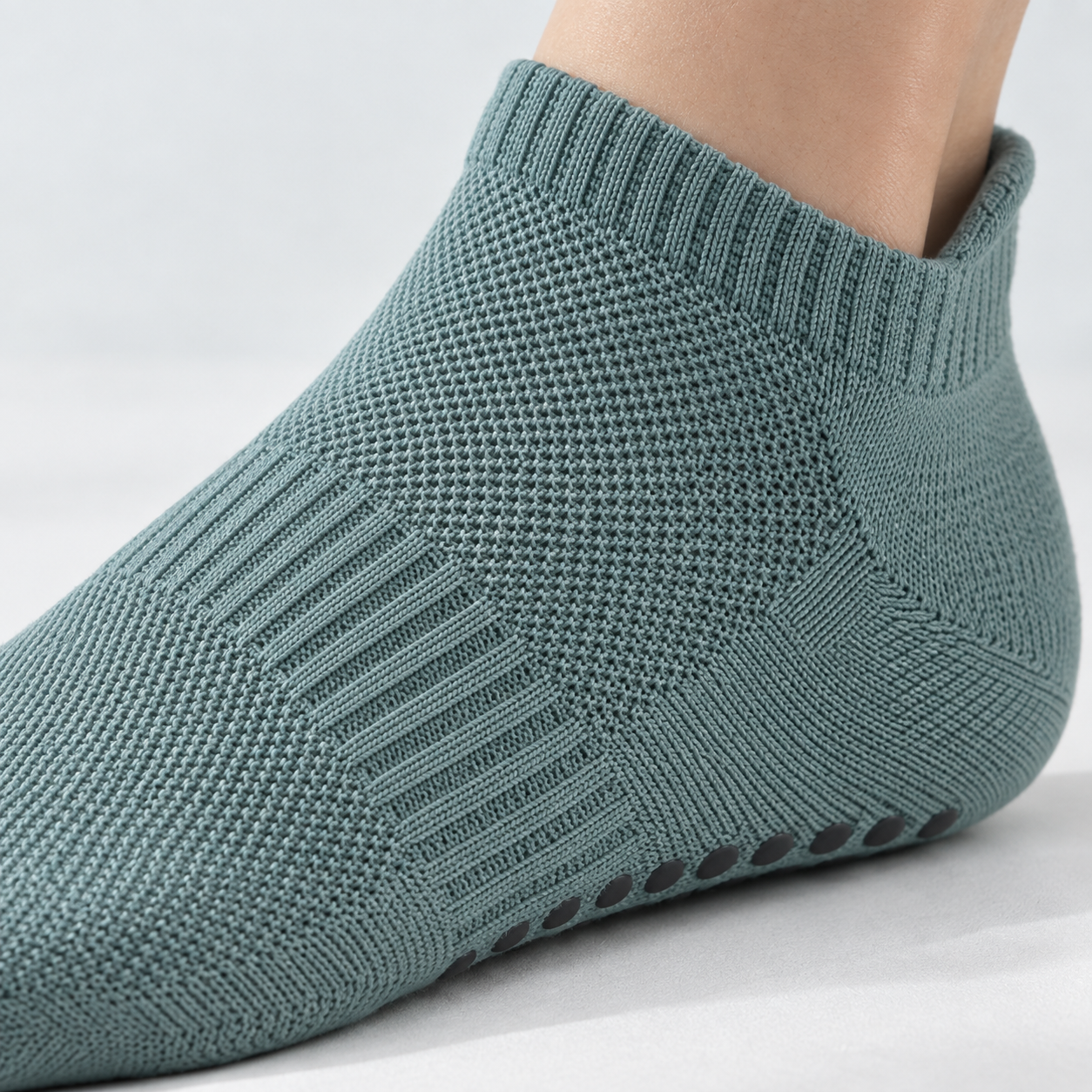 Grip Low 01 upper knit close-up
